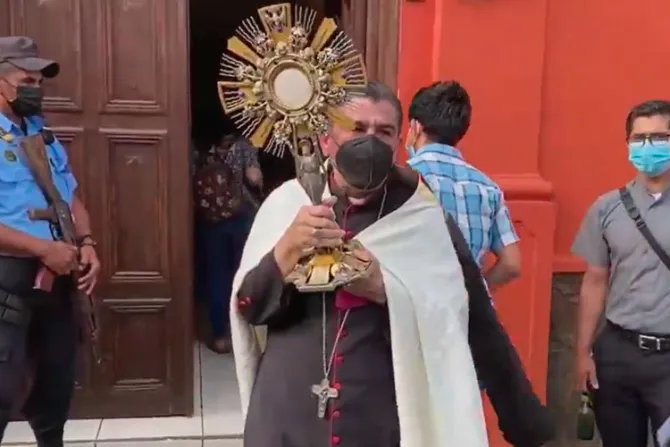 Obispo expone el Santísimo Sacramento en medio de acoso policial en Nicaragua