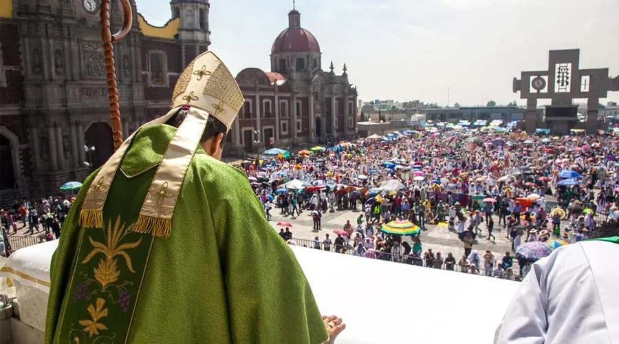 Obispo de Querétaro, Mons. Faustino Armendáriz Jiménez, preside la Misa ante miles de peregrinos congregados afuera de la Basílica de Guadalupe, en Ciudad de México.?w=200&h=150