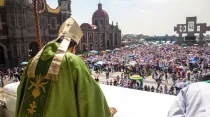 Obispo de Querétaro, Mons. Faustino Armendáriz Jiménez, preside la Misa ante miles de peregrinos congregados afuera de la Basílica de Guadalupe, en Ciudad de México.