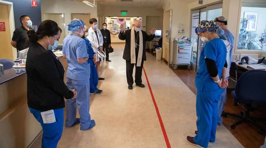 Mons. Kevin Vann bendice personal de salud en el Hospital San José, en Orange County. Crédito: Diócesis de Orange.?w=200&h=150