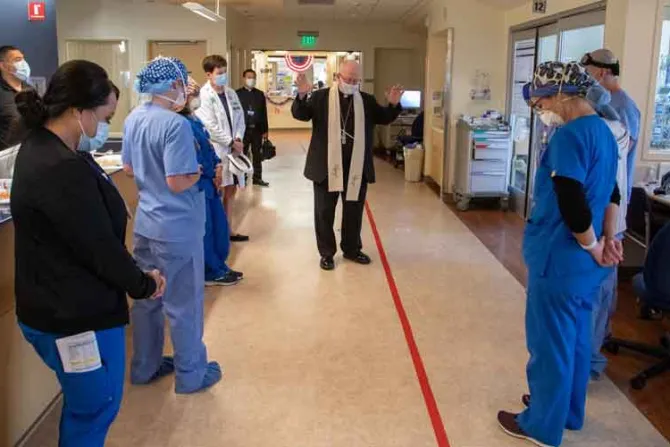 Obispo visita hospital del sur de California y bendice a médicos y pacientes [FOTOS]