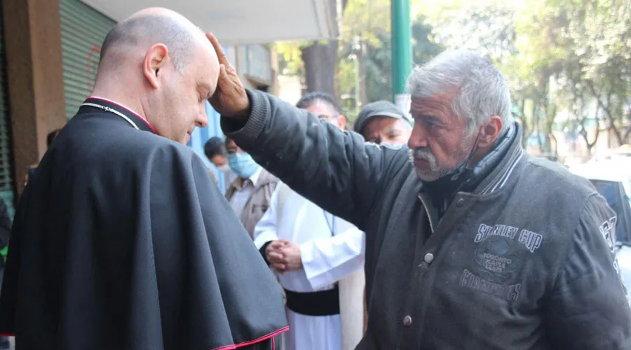 Un indigente bendice a un obispo en México. Crédito: Ricardo Cervantes / Arquidiócesis Primada de México?w=200&h=150