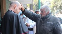 Un indigente bendice a un obispo en México. Crédito: Ricardo Cervantes / Arquidiócesis Primada de México
