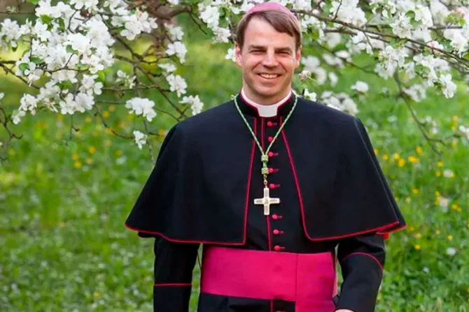 Obispo confronta a teóloga que arremete contra católicos críticos de la “igualdad de género”