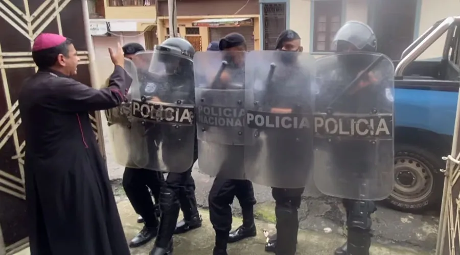 Mons. Rolando Álvarez cantando "Amigo" a los policías de la dictadura en Nicaragua. Crédito: Diócesis de Matagalpa?w=200&h=150