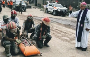 Mons. Vu00edctor Hugo Palma Pau00fal bendiciendo a los rescatistas / Foto: Cortesu00eda Manolo Morales 
