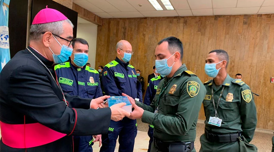 Mons. Víctor Manuel Ochoa Cadavid entregando las biblias. Créditos: Obispado Castrense de Colombia?w=200&h=150