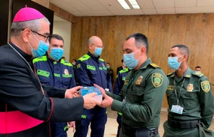Mons. Vu00edctor Manuel Ochoa Cadavid entregando las biblias. Cru00e9ditos: Obispado Castrense de Colombia 