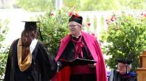 Mons. Robert Barron en la ceremonia de graduación 2019 de la Universidad Thomas Aquinas / Crédito: Thomas Aquinas College