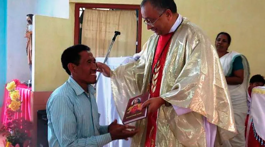 Mons. George Pallipparambil, Obispo de Miao (India) con un fiel. Foto: Catholic Diocese of Miao