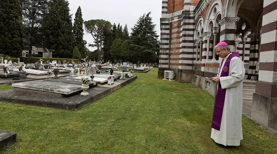 Obispo oficiando Misa en un cementerio italiano / Crédito: CEI - Conferenza Episcopale Italiana
