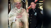 Obispo John O'Hara con Policia Charlie Carroll / Foto: Charlie Carroll