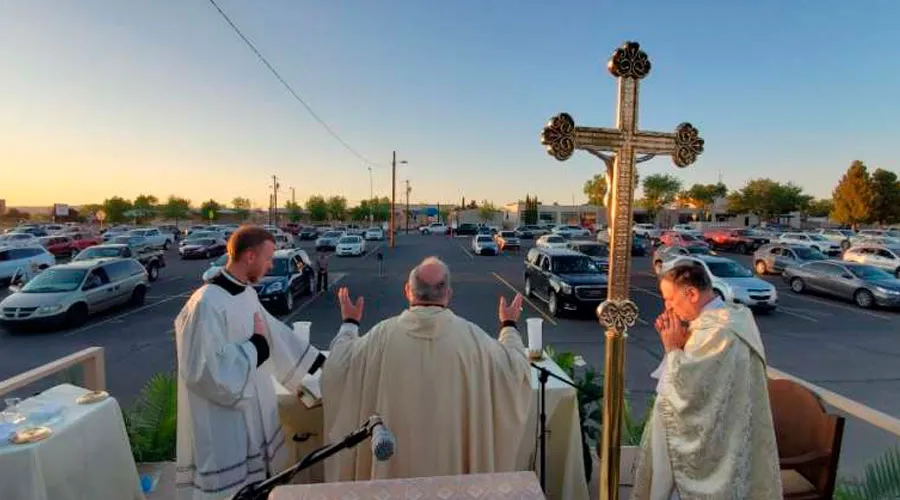 Mons. Peter Baldacchino celebra una Misa de Jueves Santo con los fieles en sus autos. Crédito: David McNamara / Diócesis de Las Cruces?w=200&h=150