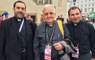 El Obispo de Leu00f3n acompau00f1ado de su secretario y del rector del Seminario Redemptoris Mater. Foto: u00c1lvaro de Juana 