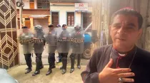 Mons. José Álvarez Lagos cercado por policías el 4 de agosto de 2022.Crédito: Diócesis Media TV Merced / Diócesis de Matagalpa 