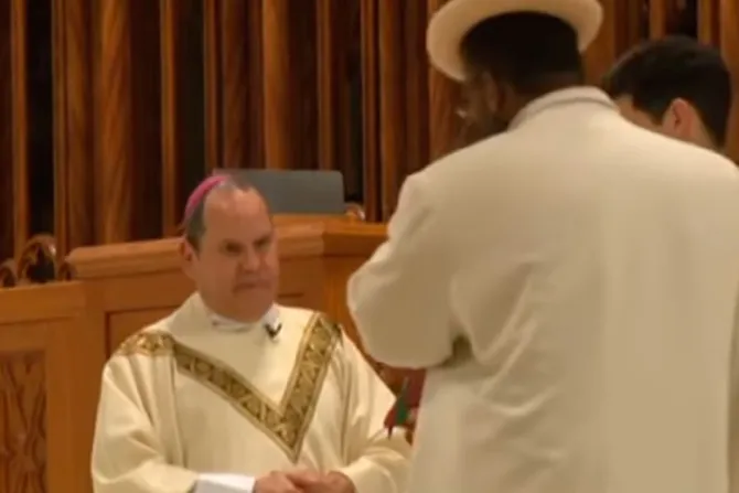 VIDEO: Obispo reza por el hombre que lo atacó durante Misa en Estados Unidos