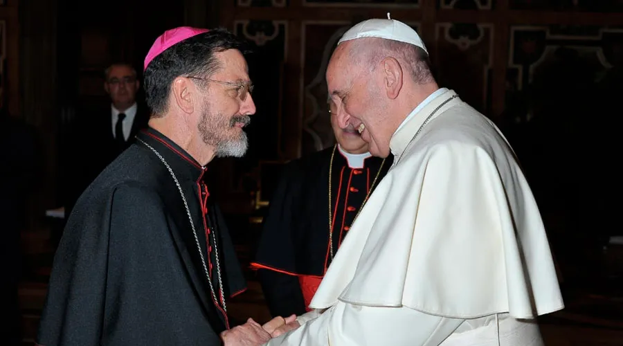 Mons.  Luiz Fernando Lisboa y el Papa Francisco. Crédito: Facebook Diócesis de Pemba