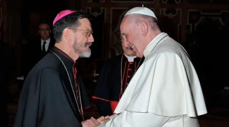 Papa Francisco llama y alienta a obispo cuya diócesis es asolada por yihadistas