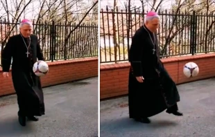 Mons. Stanislaw Jamrozek haciendo 50 dominadas de fu00fatbol (Polonia) | Cru00e9dito: Conferencia Episcopal Polaca 