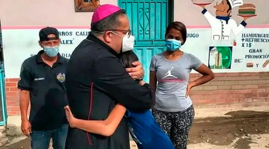 El 26 de agosto en la zona del Mocotíes, Mons. Luis Enrique Rojas consuela a un menor. Crédito: Arquidiócesis de Mérida