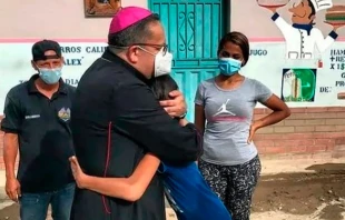 El 26 de agosto en la zona del Mocotu00edes, Mons. Luis Enrique Rojas consuela a un menor. Cru00e9dito: Arquidiu00f3cesis de Mu00e9rida 