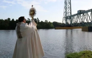 Mons. David L. Toups con el Santu00edsimo Sacramento en el ru00edo Neches. Cru00e9dito: Dioces of Beaumont 