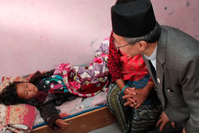 La encontraron en una pila de cadáveres y ahora alegra a católicos en Nepal