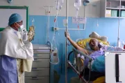 [FOTOS] Obispo recorre hospital para llevar Corpus Christi a enfermos y personal de salud