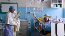 Mons. Marco Antonio Cortez bendice con el Santísimo Sacramento a un enfermo en el Hospital Hipólito Unánue de Tacna. Crédito: Diócesis de Tacna y Moquegua
