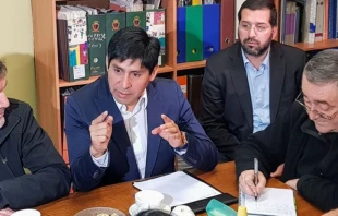 Obispo de Temuco, Mons. Hu00e9ctor Vargas con familiares mapuches / Foto: Comunicaciones Obispado Temuco 