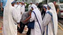 Mons. Eugenio Salazar se arrodilla ante la superiora de la Misioneras de la Caridad expulsadas de Nicaragua. Crédito: Facebook / Captura de video.