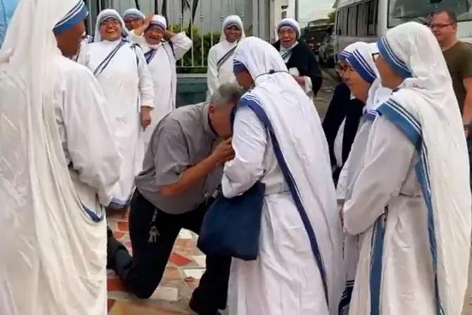 Obispo se arrodilla ante superiora de Misioneras de la Caridad expulsadas de Nicaragua