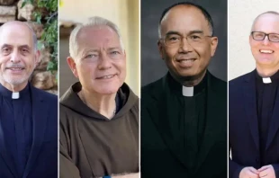 De izq. a der. Mons. Albert Bahhuth, Mons. Matthew Elshoff, Mons. Brian Nunes y Mons. Slawomir Szkredka. Cru00e9dito: Angelus News / Laura Hipke / Arquidiu00f3cesis de Los u00c1ngeles 