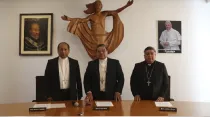 Presidente, Vicepresidente y Secretario de la CEB al finalizar la Asamblea. Crédito: Conferencia Episcopal de Bolivia