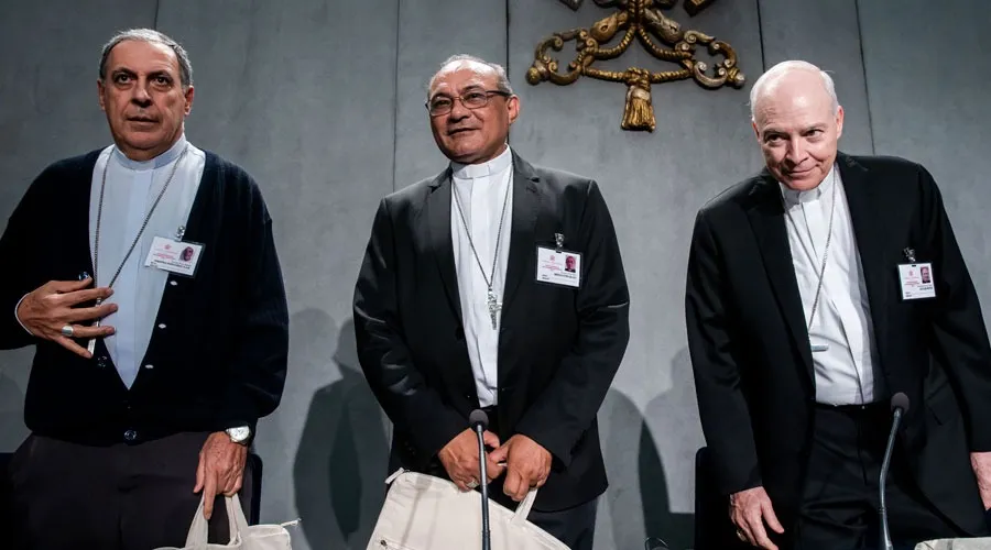 Mons. Pertíñez, Mons. Guimarâes y el Cardenal Aguiar. Foto: Daniel Ibáñez / ACI Prensa