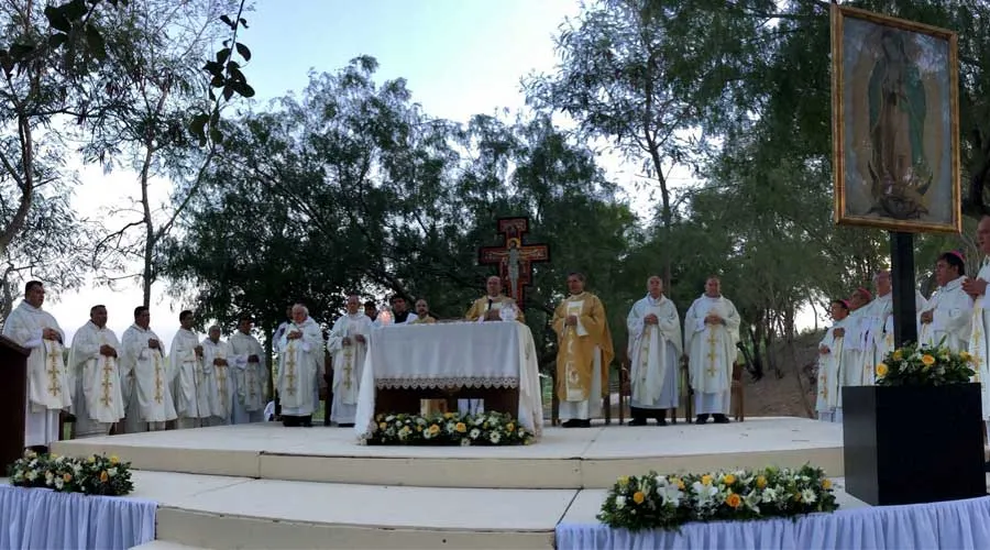 Los obispos de la frontera de Texas y México celebraron la Misa en el bordo del Río Bravo el 31 de agosto. Crédito: Diócesis de Matamoros.