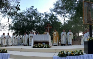 Los obispos de la frontera de Texas y Mu00e9xico celebraron la Misa en el bordo del Ru00edo Bravo el 31 de agosto. Cru00e9dito: Diu00f3cesis de Matamoros. 