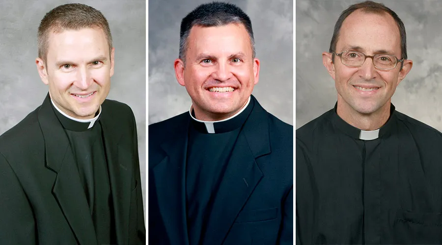 Los obispos electos Ronald Hicks, Robert G. Casey, Mark Bartesic (de izquierda a derecha) / Crédito: Arquidiócesis de Chicago