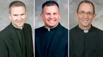 Los obispos electos Ronald Hicks, Robert G. Casey, Mark Bartesic (de izquierda a derecha) / Crédito: Arquidiócesis de Chicago    
