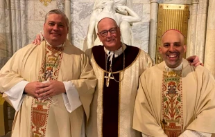 De izquierda a derecha: P. John S. Bonnici, Cardenal Timothy Dolan, P. Joseph A. Espaillat | Cru00e9dito: Arquidiu00f3cesis de Nueva York 