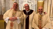 De izquierda a derecha: P. John S. Bonnici, Cardenal Timothy Dolan, P. Joseph A. Espaillat | Crédito: Arquidiócesis de Nueva York