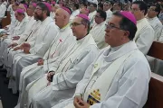 “No tengamos miedo de ensuciarnos por nuestra gente”, exhorta el Papa a obispos