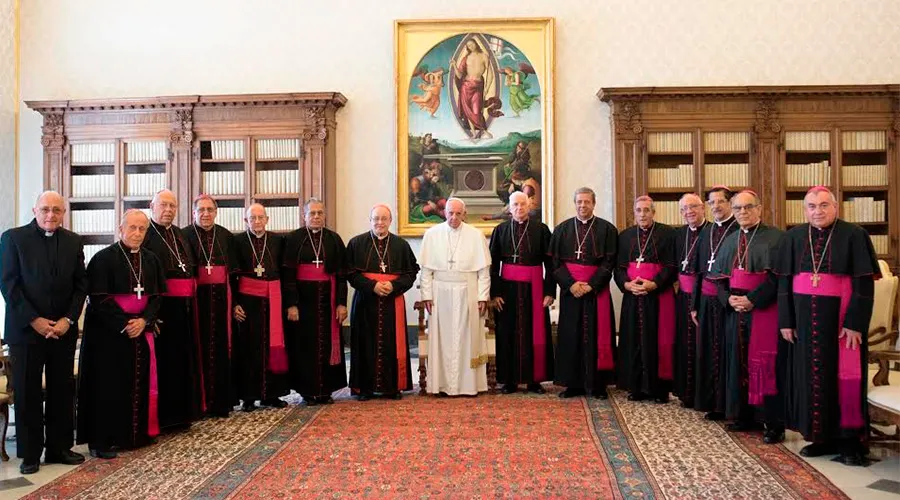 El Papa Francisco recibiendo a obispos de Cuba el 4 de mayo de 2017 en el Vaticano  / Crédito: L'Osservatore Romano?w=200&h=150
