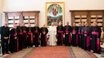 El Papa Francisco recibiendo a obispos de Cuba el 4 de mayo de 2017 en el Vaticano  / Crédito: L'Osservatore Romano