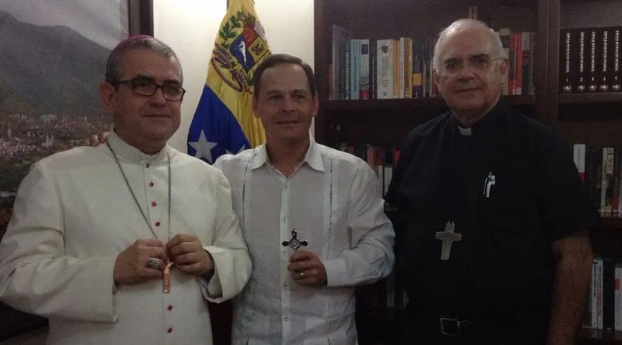 Mons. Víctor Manuel Ochoa, gobernador José Gregorio Vielma Mora y Mons. Mario del Valle Moronta. Foto: Conferencia Episcopal de Colombia.?w=200&h=150
