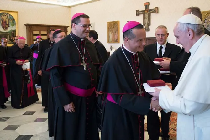Papa Francisco reza por pronta canonización de Mons. Romero, dice Obispo salvadoreño