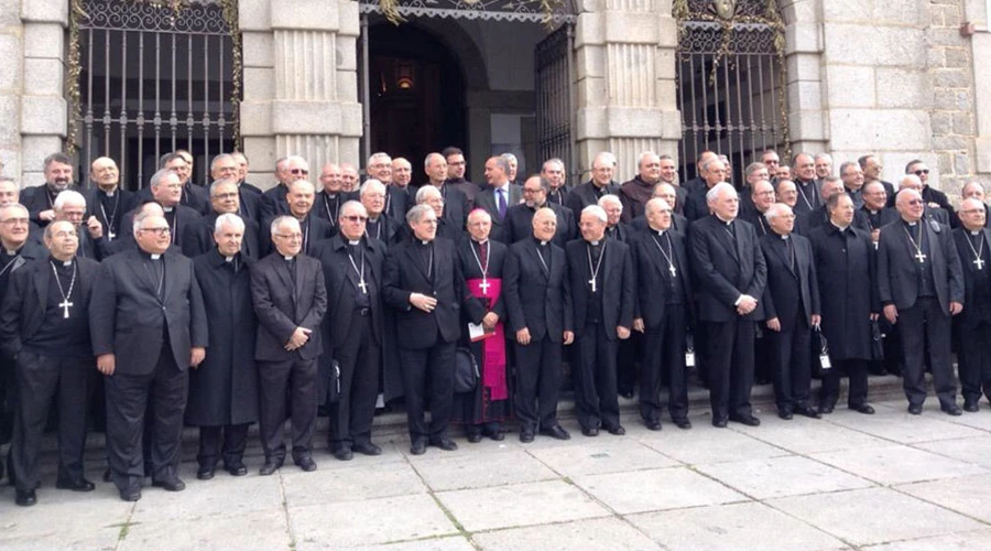 Obispos españoles ante la iglesia del convento de Santa Teresa en Ávila (España). Foto: Oficina Información CEE. ?w=200&h=150