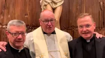 P. Gerardo J. Colacicco (izquierda), Cardenal Timothy Dolan (centro) y P. Edmund J. Whalen (derecha) / Crédito: Arquidiócesis de Nueva York 
