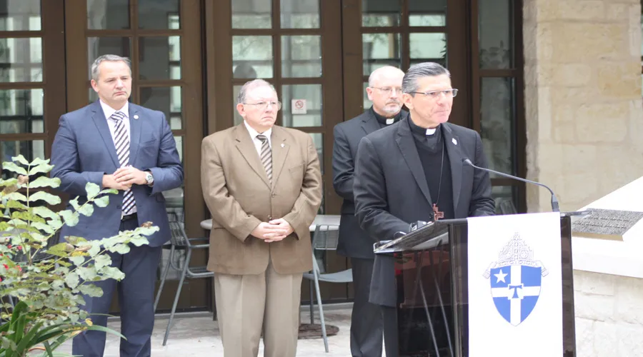 Los obispos en una declaración tras la visita al centro de detención de Dilley. Foto Arquidiócesis de San Antonio (Estados Unidos)?w=200&h=150