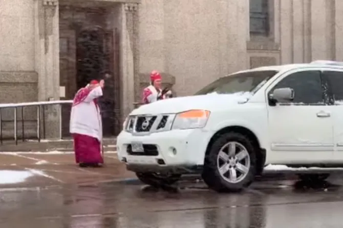 A pesar de la nieve obispos bendicen a cientos de fieles en sus autos por Pascua [VIDEO]